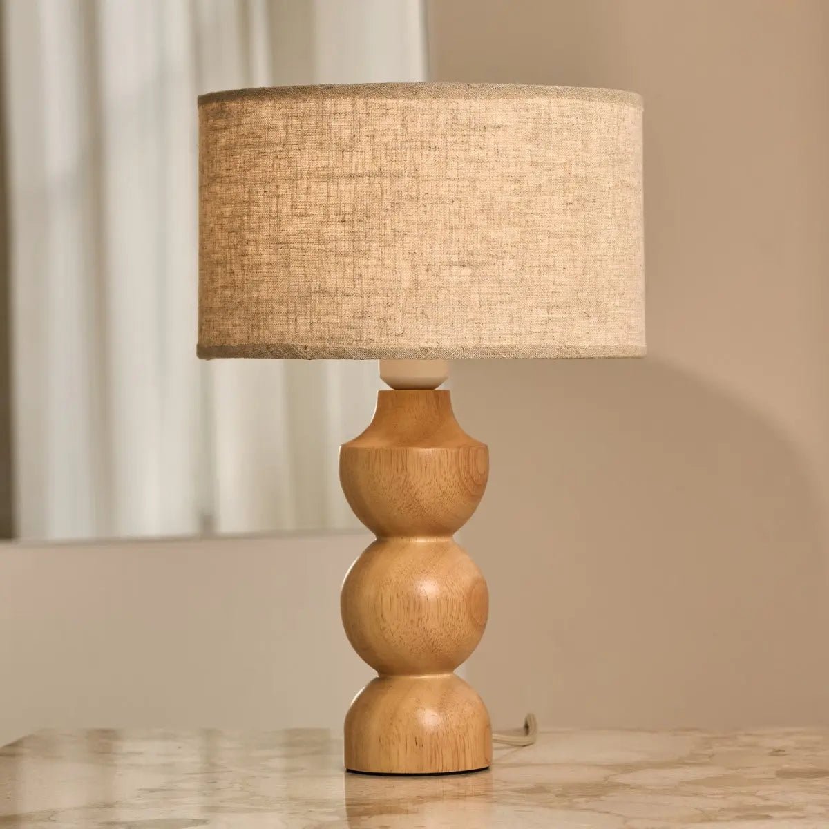 Holz Lampe mit beigem Lampenschirm SONVELIA