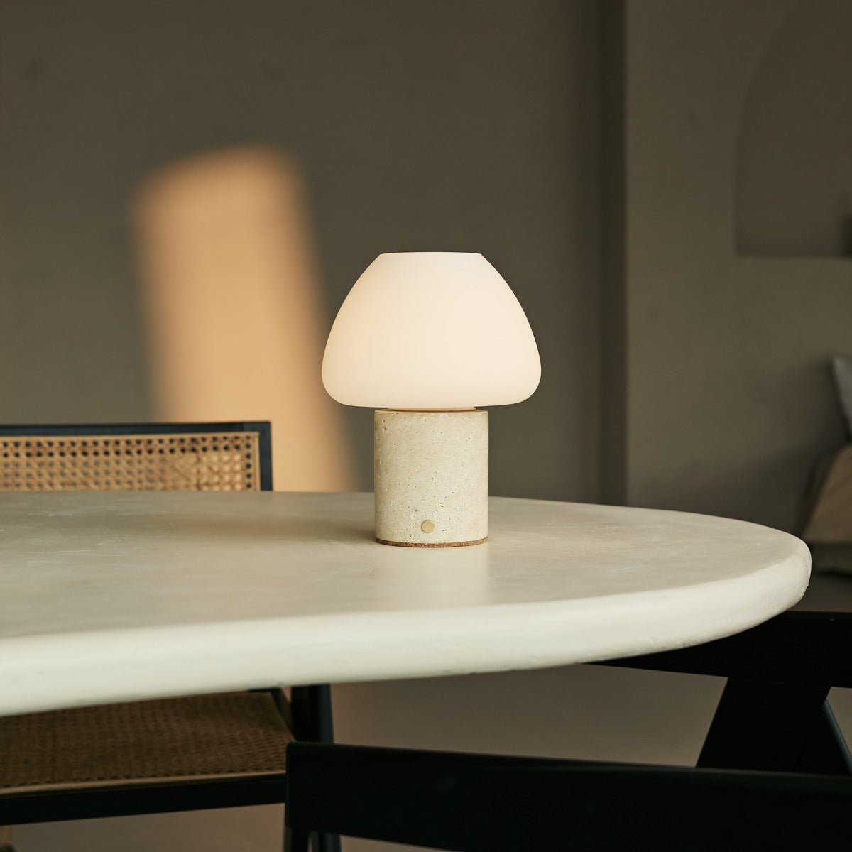 Travertin Lampe - Einzigartige wiederaufladbare Lampe mit 3 Lichtfarben und Dimmfunktion (Beige)