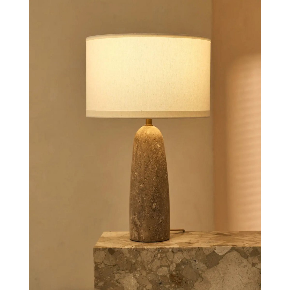 Travertin Lampe mit Baumwollschirm (beige)